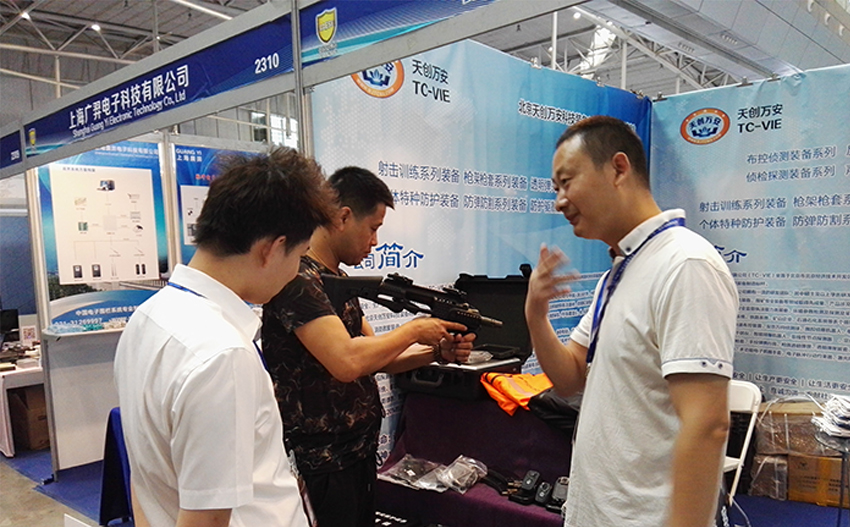 天創(chuàng)萬安總經理給客戶介紹產品